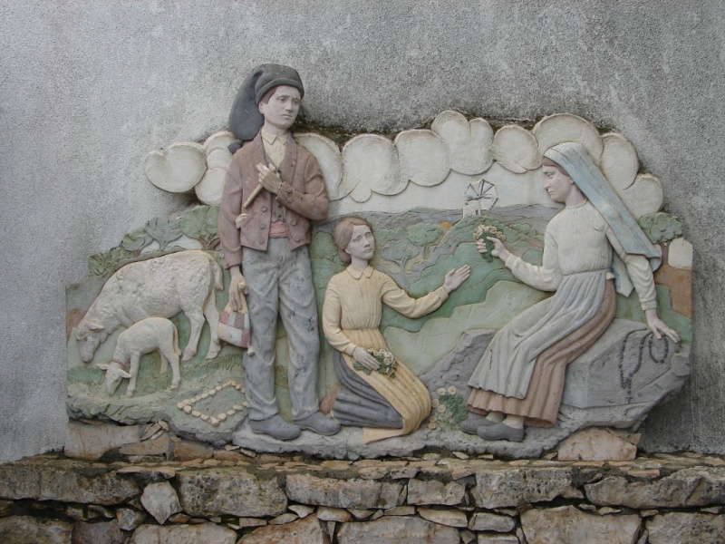 2008/03(March)/AroundTheWorld/Lisbon/800x600_depiction of children in field.jpg